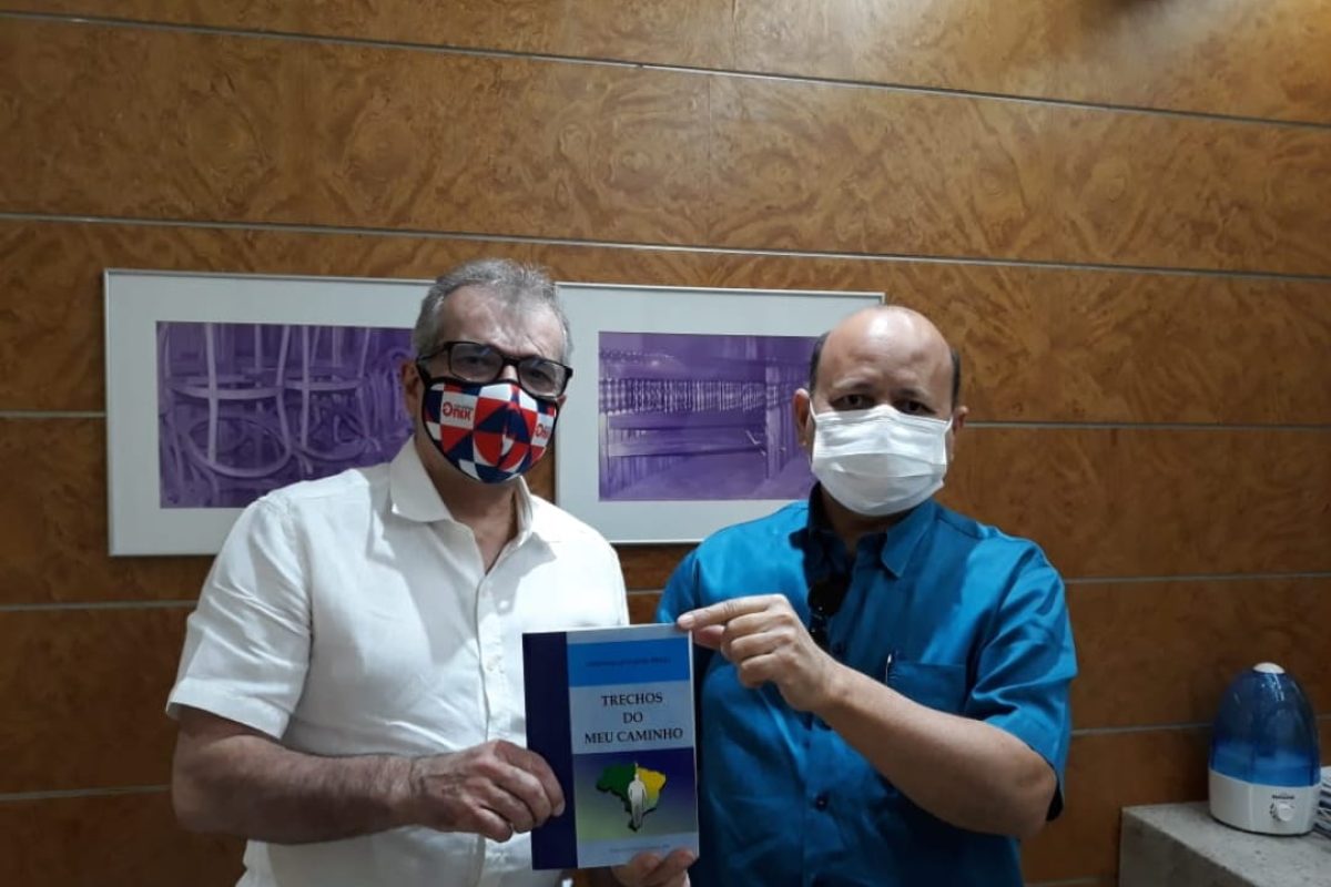 João Vicente Claudino recebe livro autobiográfico de Leônidas Melo/Imagem: Ascom