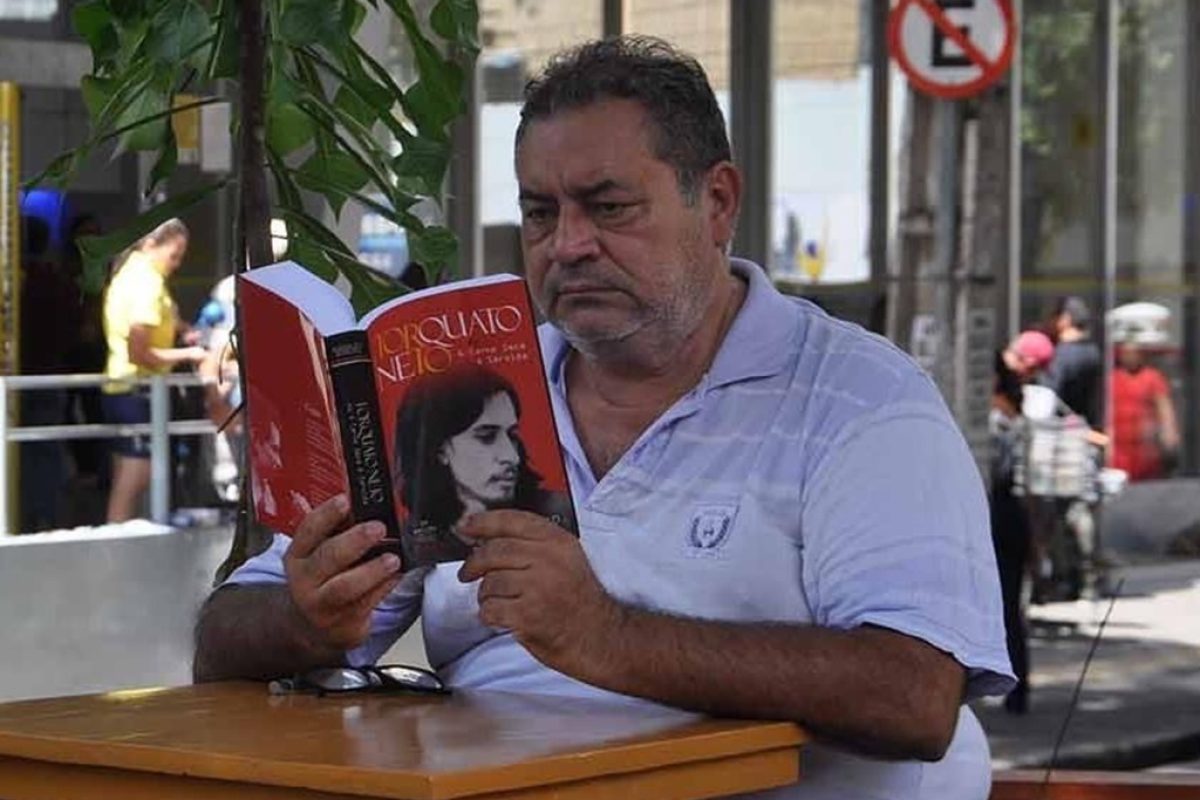 Escritor Kenard Kruel com um de seus livros/Arquivo