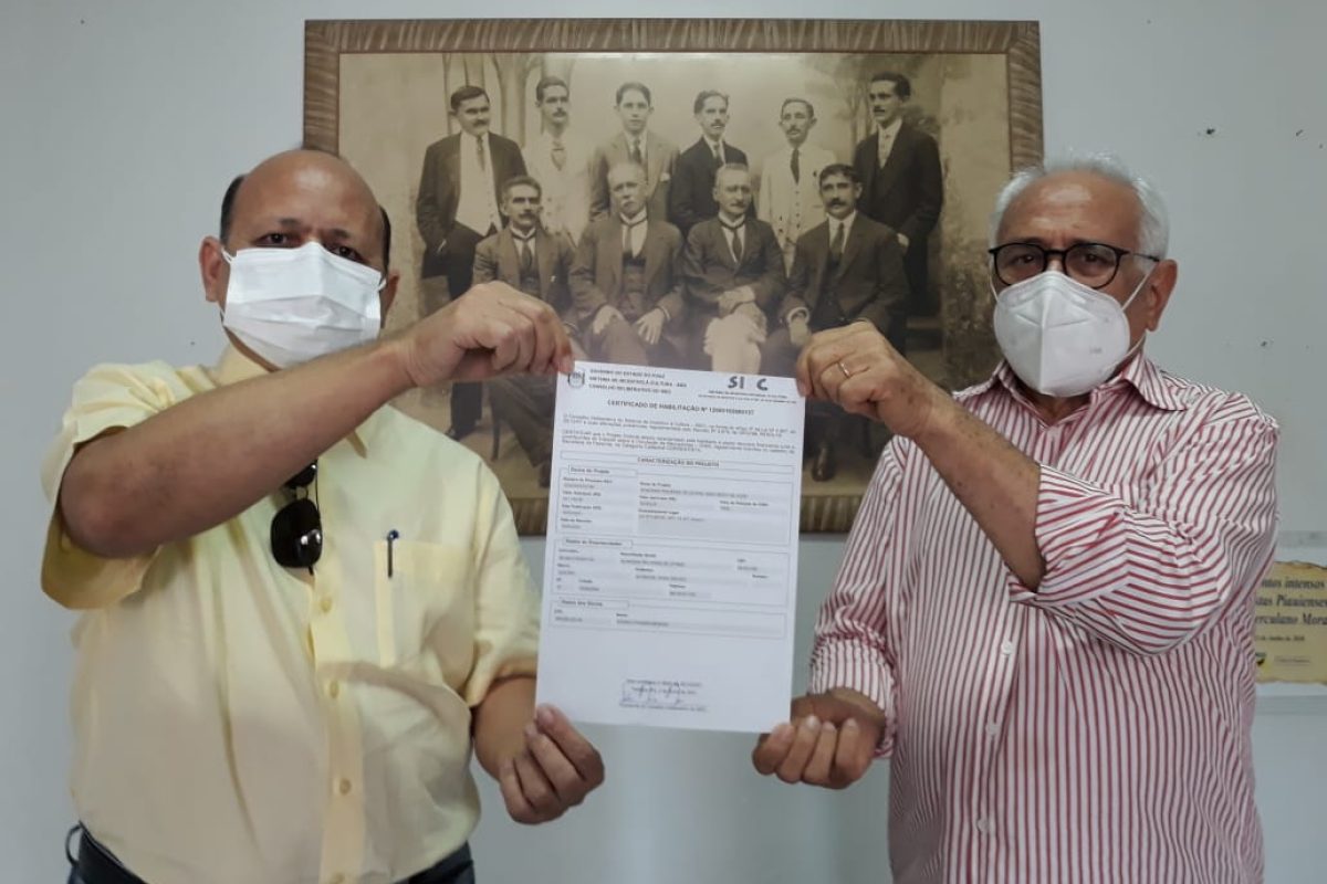 Acadêmico Magno Pires entrega ao presidente da APL o Certificado do Siec 21/Imagem: Ascom