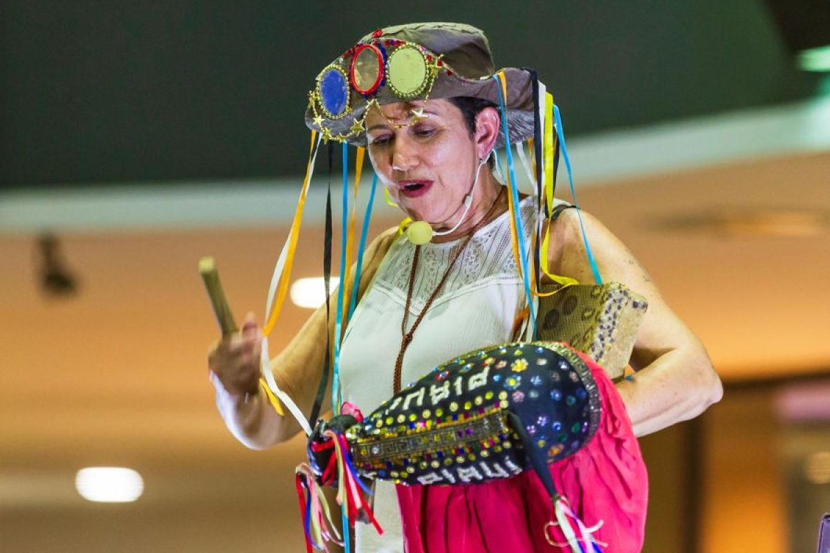 Professora Márcia Evelin fará contação de histórias para as crianças. Foto: Luciano Klaus.
