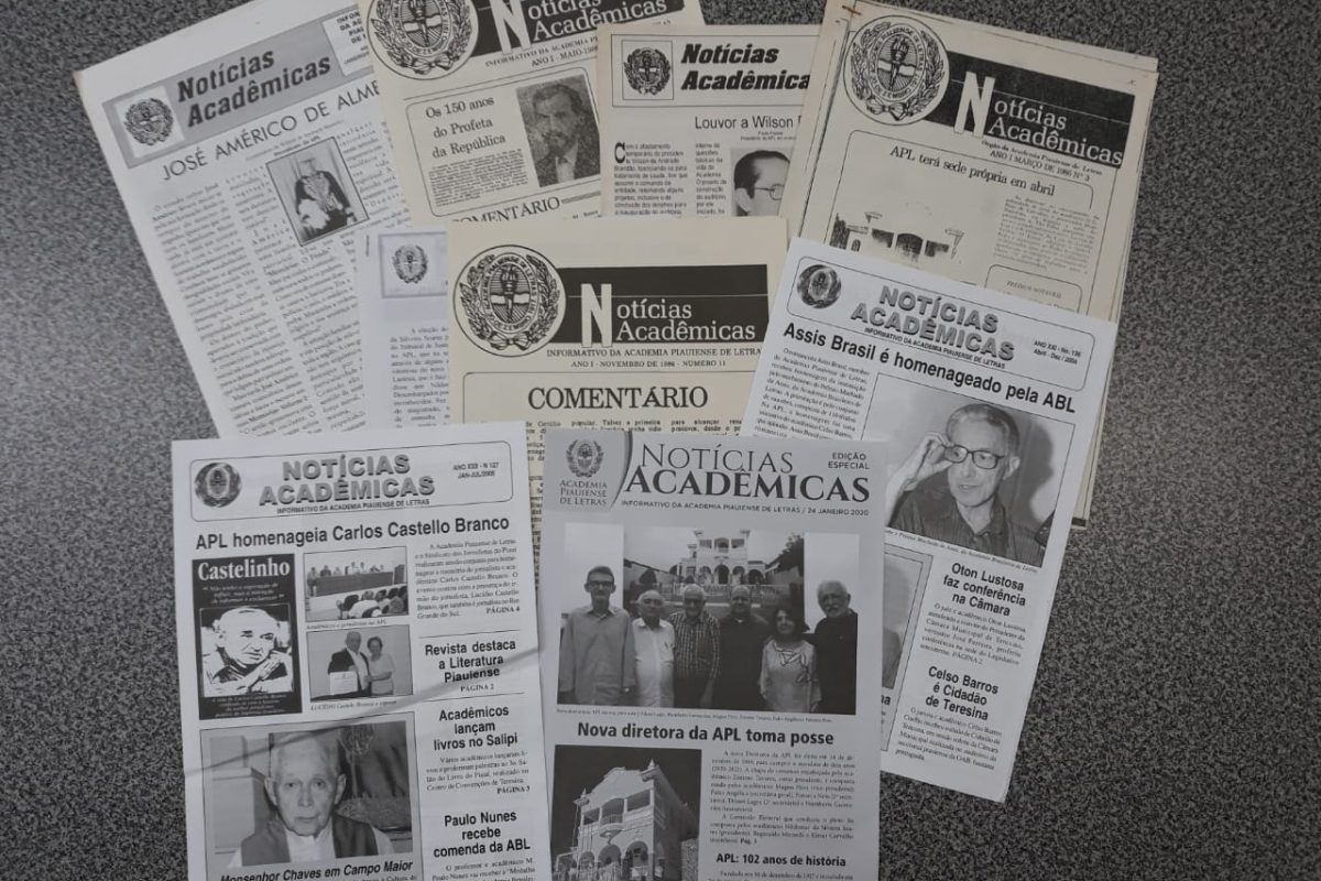 Exemplares do boletim "Notícias Aacadêmicas"