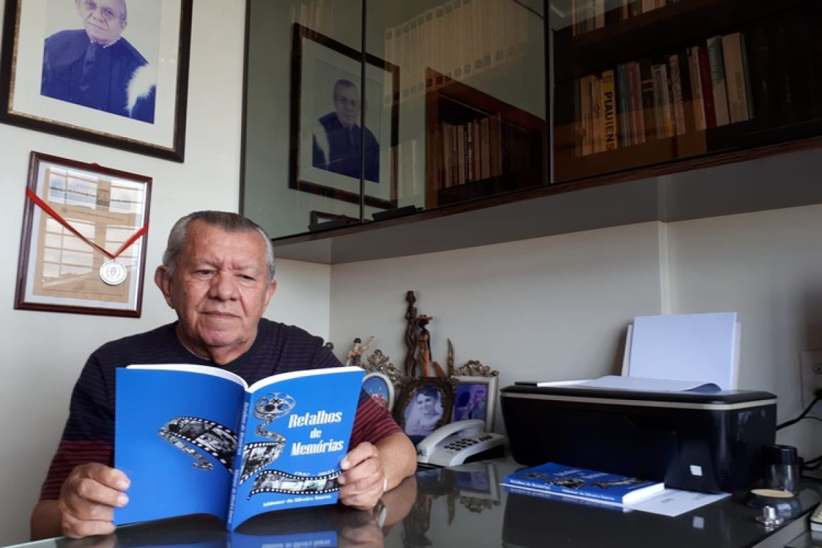 Nildomar com seu último livro, "Retalhos de Memórias"