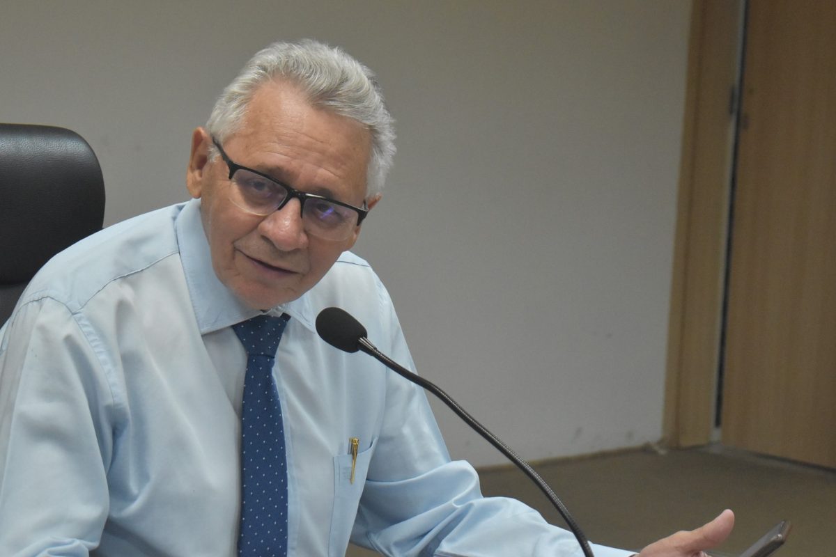 Reitor Gildásio Guedes recebe a APL no Salão Nobre.
