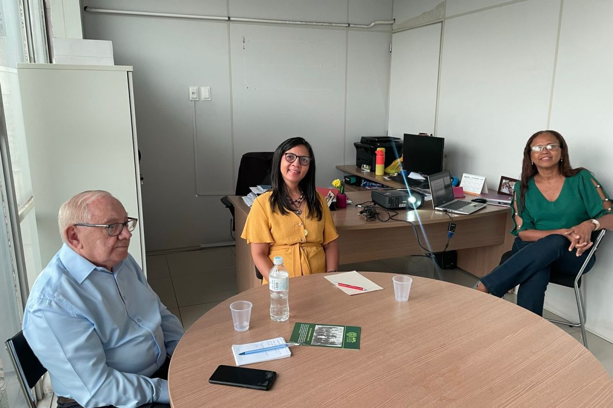 Acadêmico Carlos Evandro em reunião na Seduc.