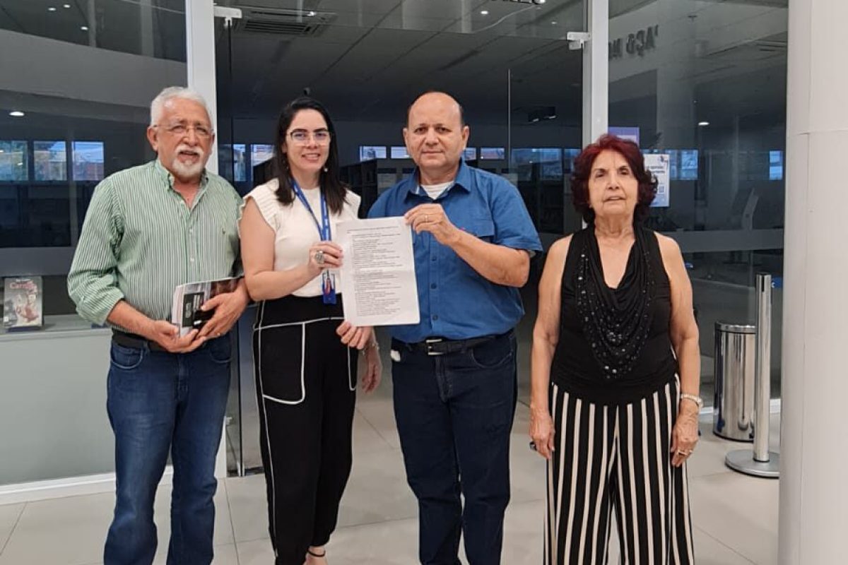 Entrega de livros no SESC Cajuína.
