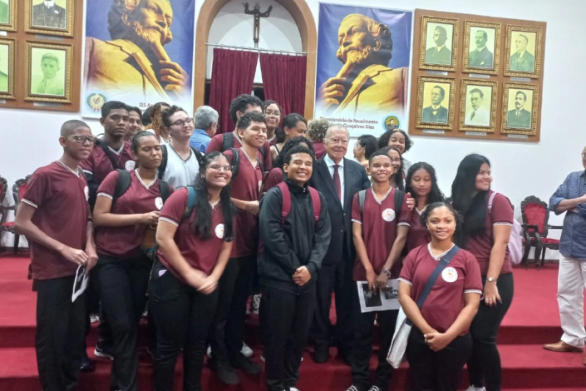 Sarney com estudantes na AML/Foto: Bruna Castelo Branco.