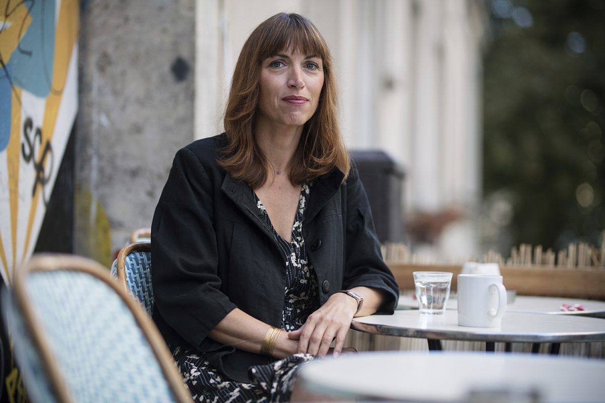 Paris (France), 14/09/2020 - French writer and publisher Vanessa Springora poses for photographs during an interview, in Paris, France, 14 September 2020. Springora alleges in her book 'Le Consentement' (Consent), published in January 2020, that she was groomed at the age of 14 by an acclaimed author called 'G', to designate French writer Gabriel Matzneff. The book will be released in Spain on 17 September 2020. 
Credito: JULIEN DE ROSA/EPA/EFE