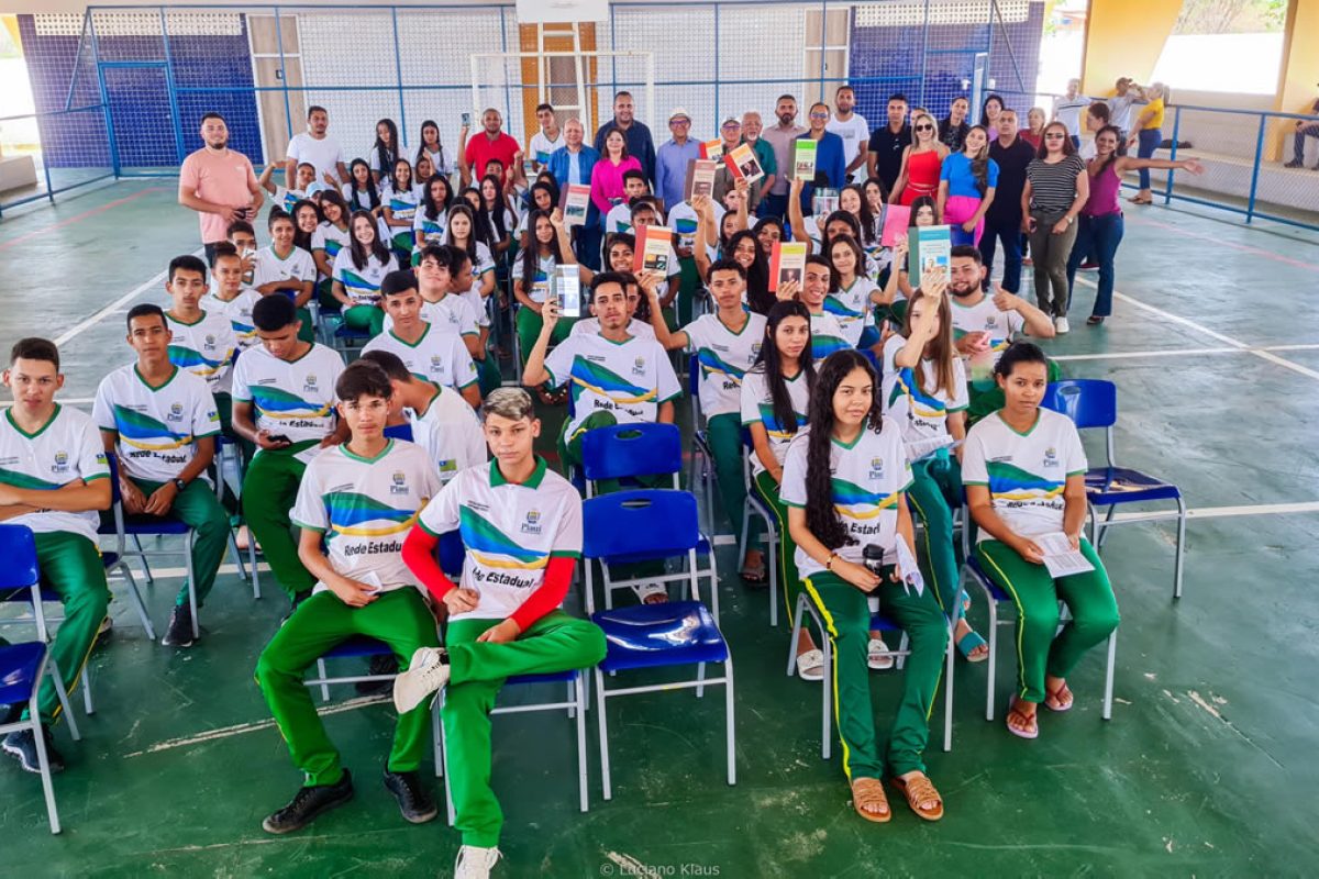 Escola pública recebe doação de livros de autores piauienses.