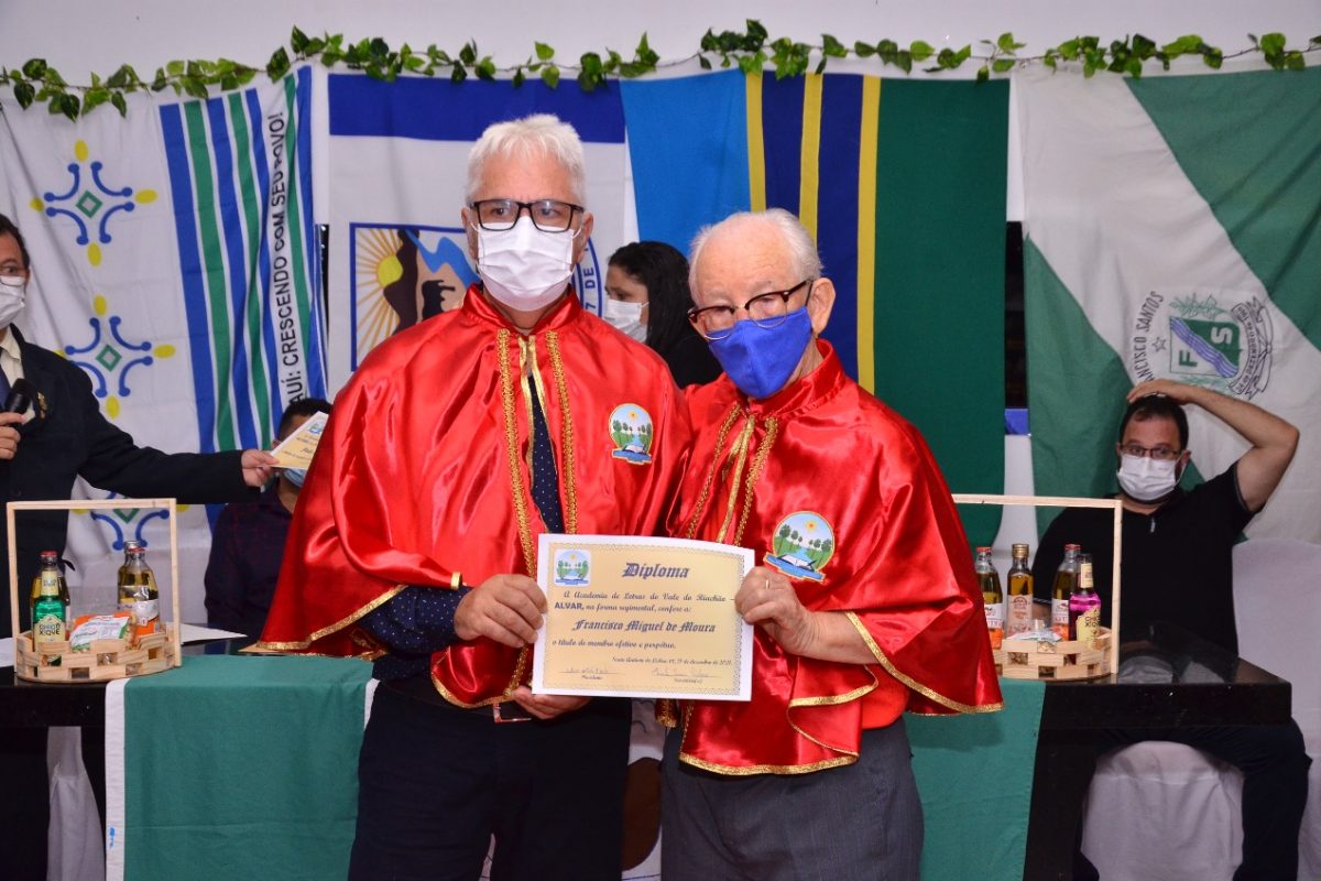 Francisco Miguel de Moura recebe seu diploma da ALVAR.