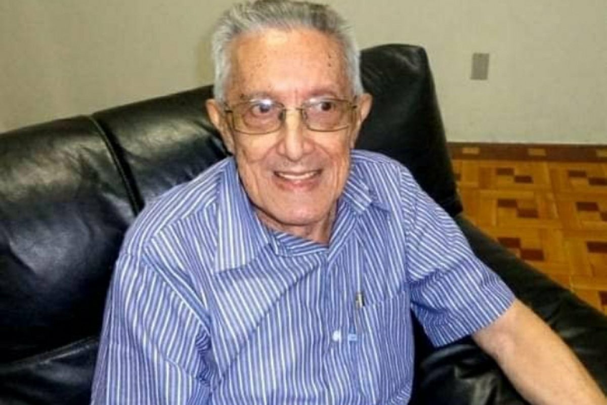 Escritor Assis Brasil: mais de 100 livros publicados.