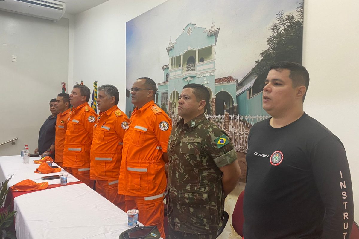 Mesa de honra: Cel BM Kleber, Cel BM Emídio, TC BM Sarvio, TC BM Helio, Maj EB Sérvio, cap BM Flaubert e cap BM André.