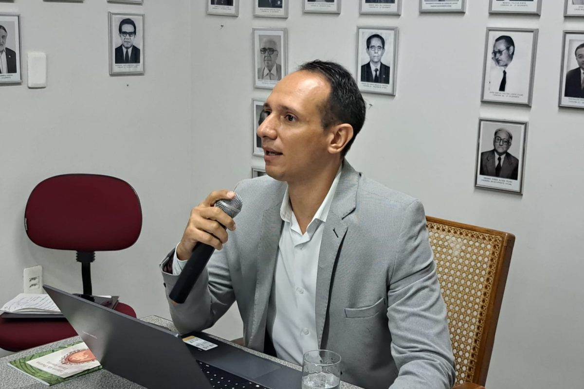 Elton Gomes, professor em ciências políticas, proferiu palestra sobre Humanidades Digitais na APL.