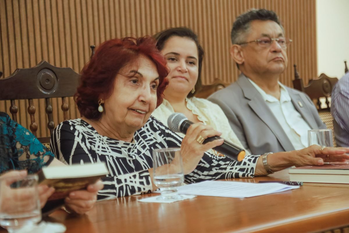 Fides Angélica explicou que os livros de história são uma ferramenta metodológica importante para a compreensão do Piauí. (Fotos: Jairo Moura)