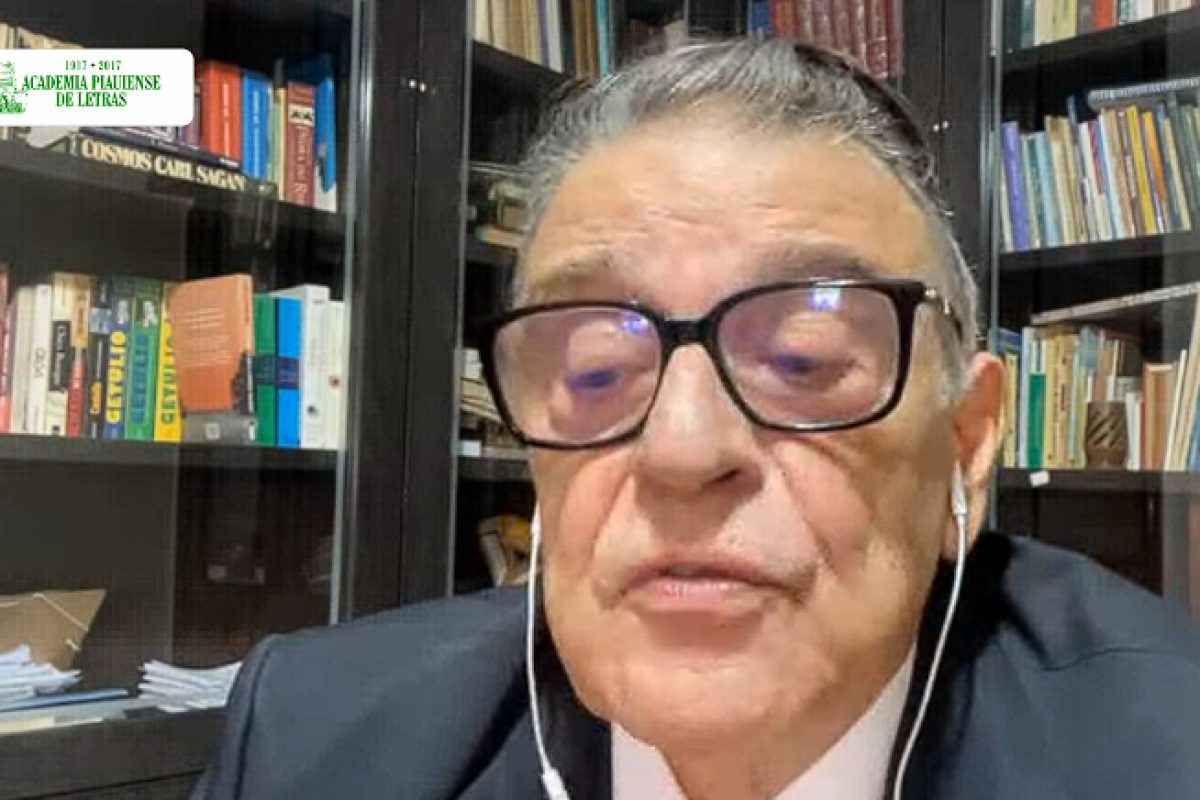 Professor e acadêmico Anfrísio Lobão, orador da sessão.