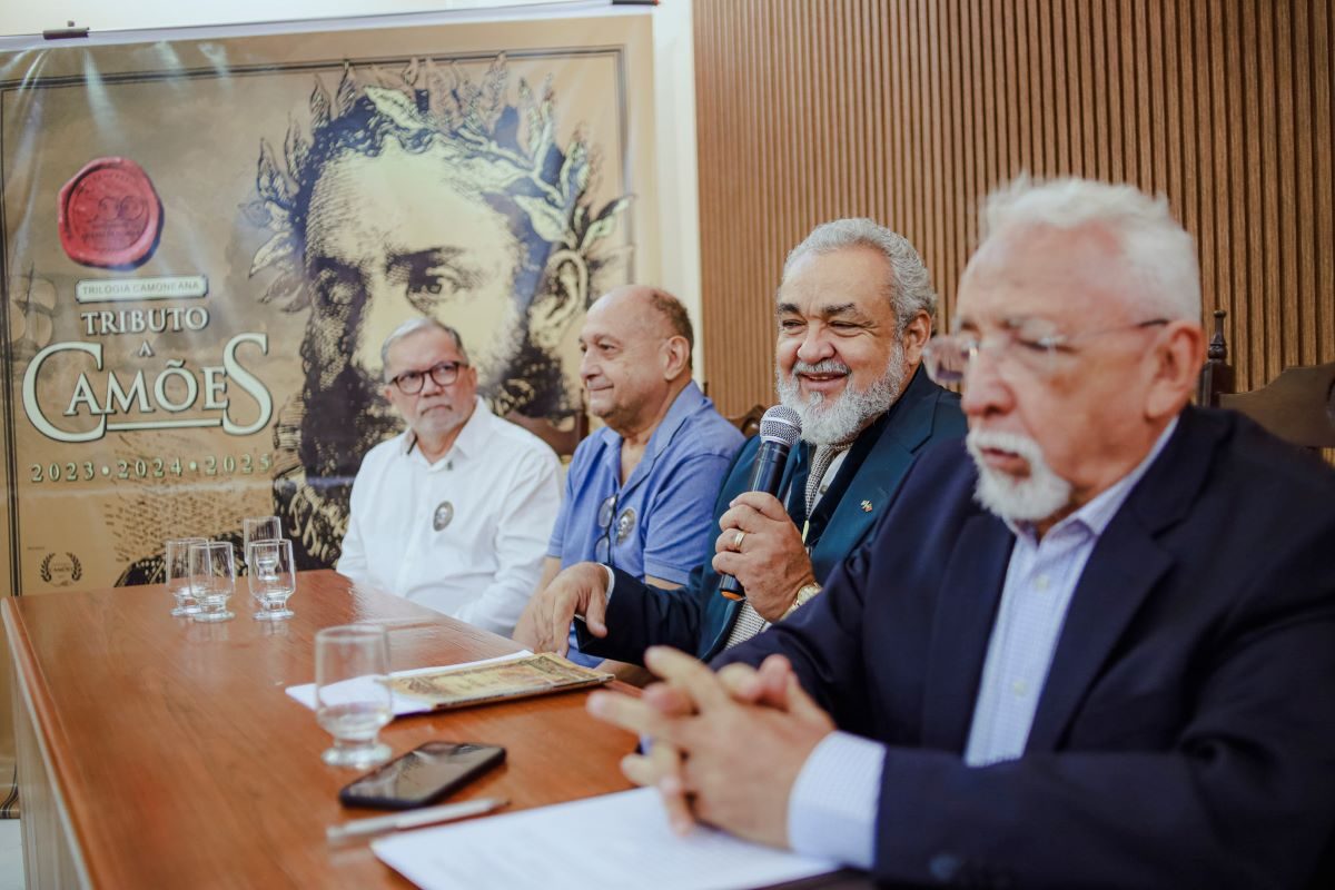 O vice-presidente em exercício da presidência da APL, Fonseca Neto e o presidente da Confraria Camões, Nílson Ferreira, abriram a sessão solene a Camões. Fotos: Jairo Moura