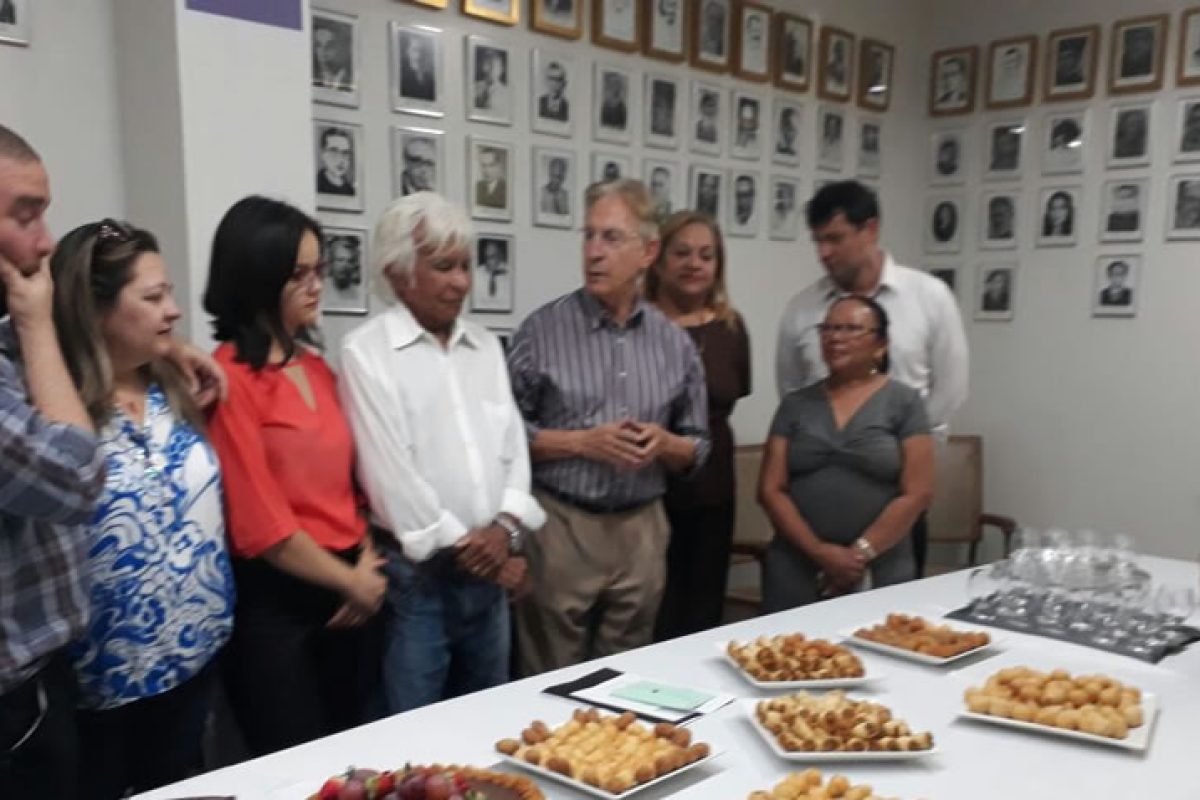 O aniversariante fez o corte do bolo ao lado da esposa Nilza e das filhas. Herculano é secretário-geral da APL.