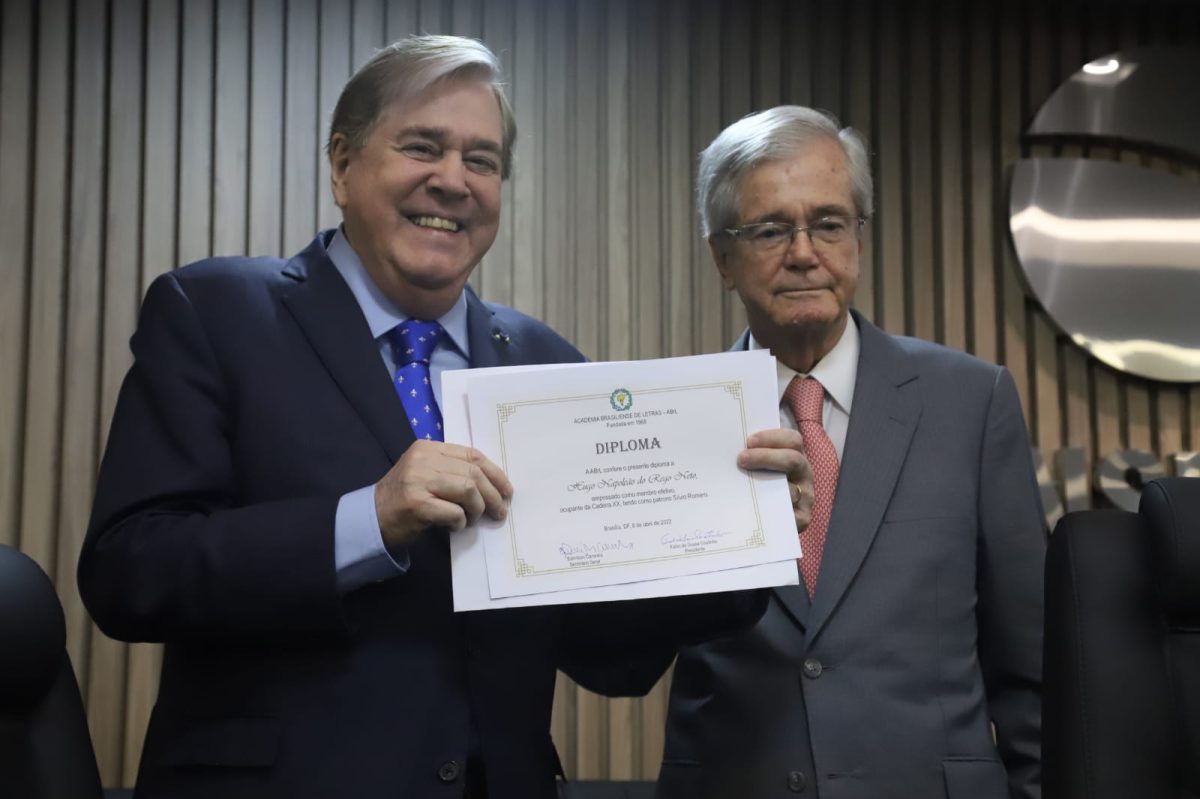 Hugo recebe diploma de membro da Academia Brasiliense de Letras.