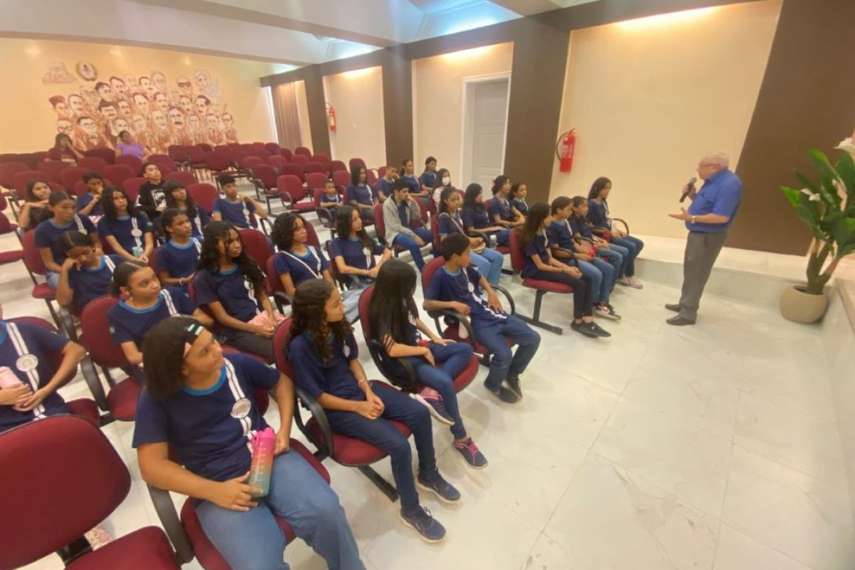 Estudantes do 6º ao 9º ano, da Escola Municipal Ofélio Leitão, visitaram a APL.