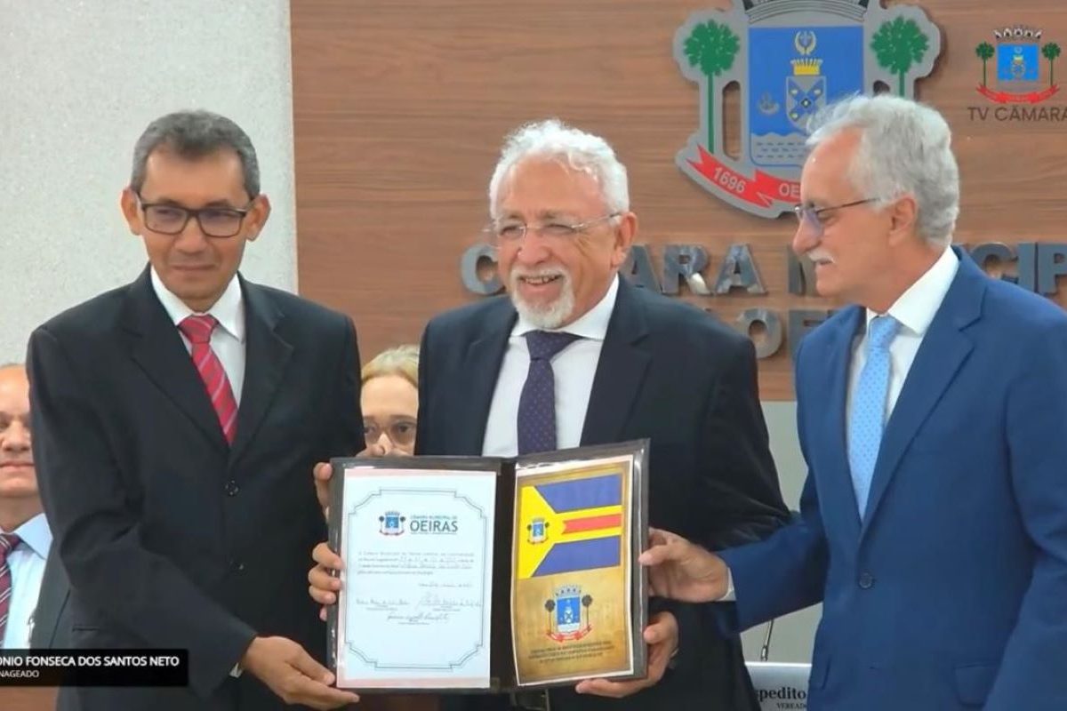 A honraria foi entregue ao acadêmico Fonseca Neto em relevância aos bons serviços prestados ao município.