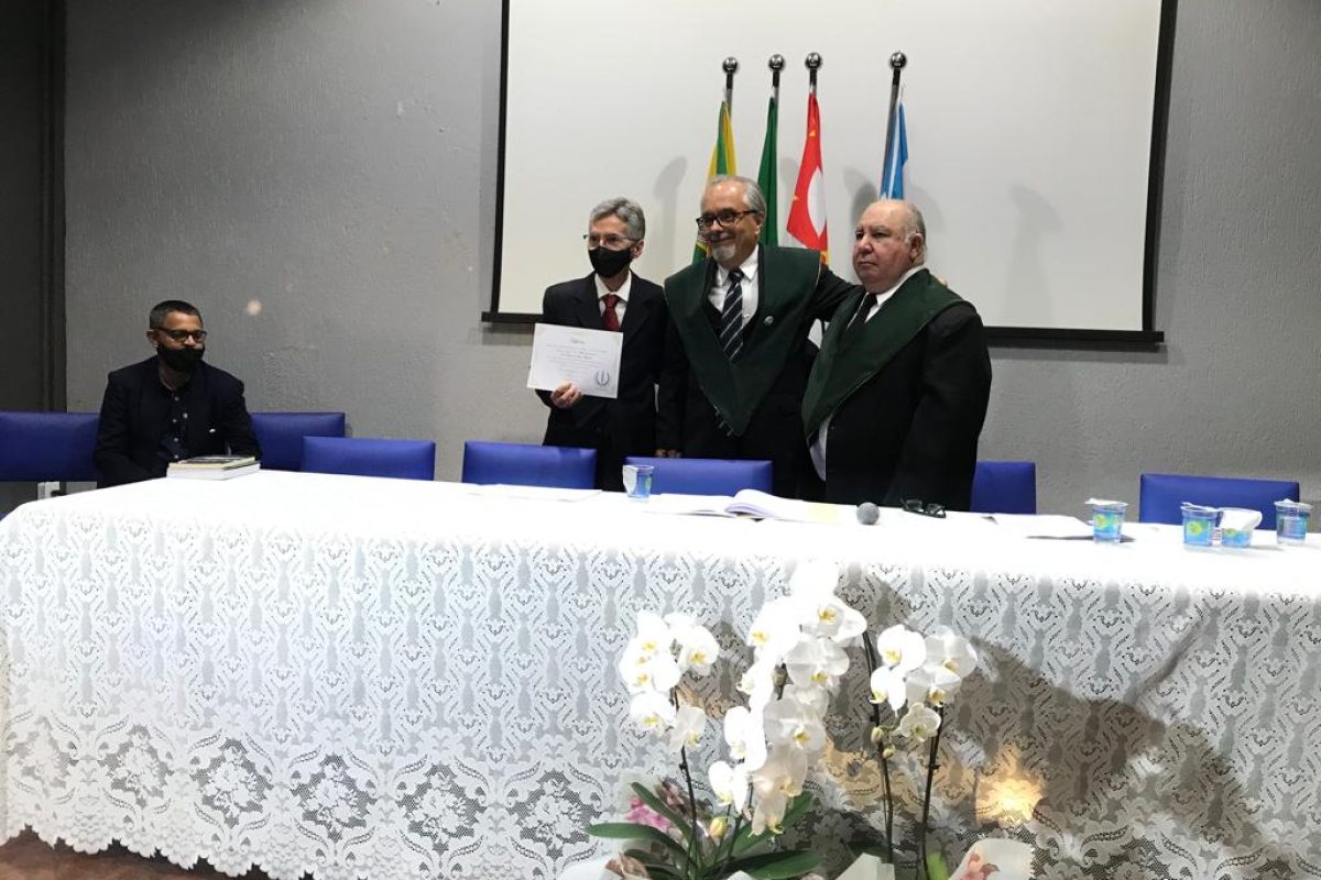 do acadêmico José Paulo Fusco (2022-2023).

Plínio Macêdo ao lado dos acadêmicos José Paulo Fusco e   Eron Veríssimo Gimenes.