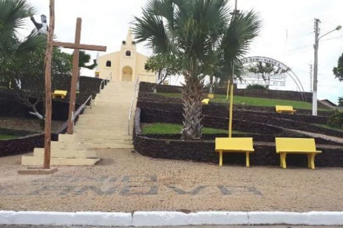Praça da Igreja em Santo Antônio dos Milagres.