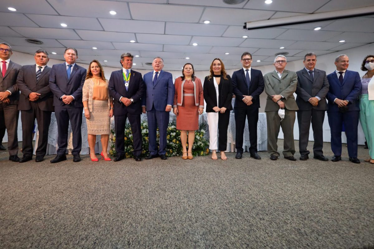 Ministro Luiz Fux (ao centro) com conselheiros e procuradores do TCE-PI.
