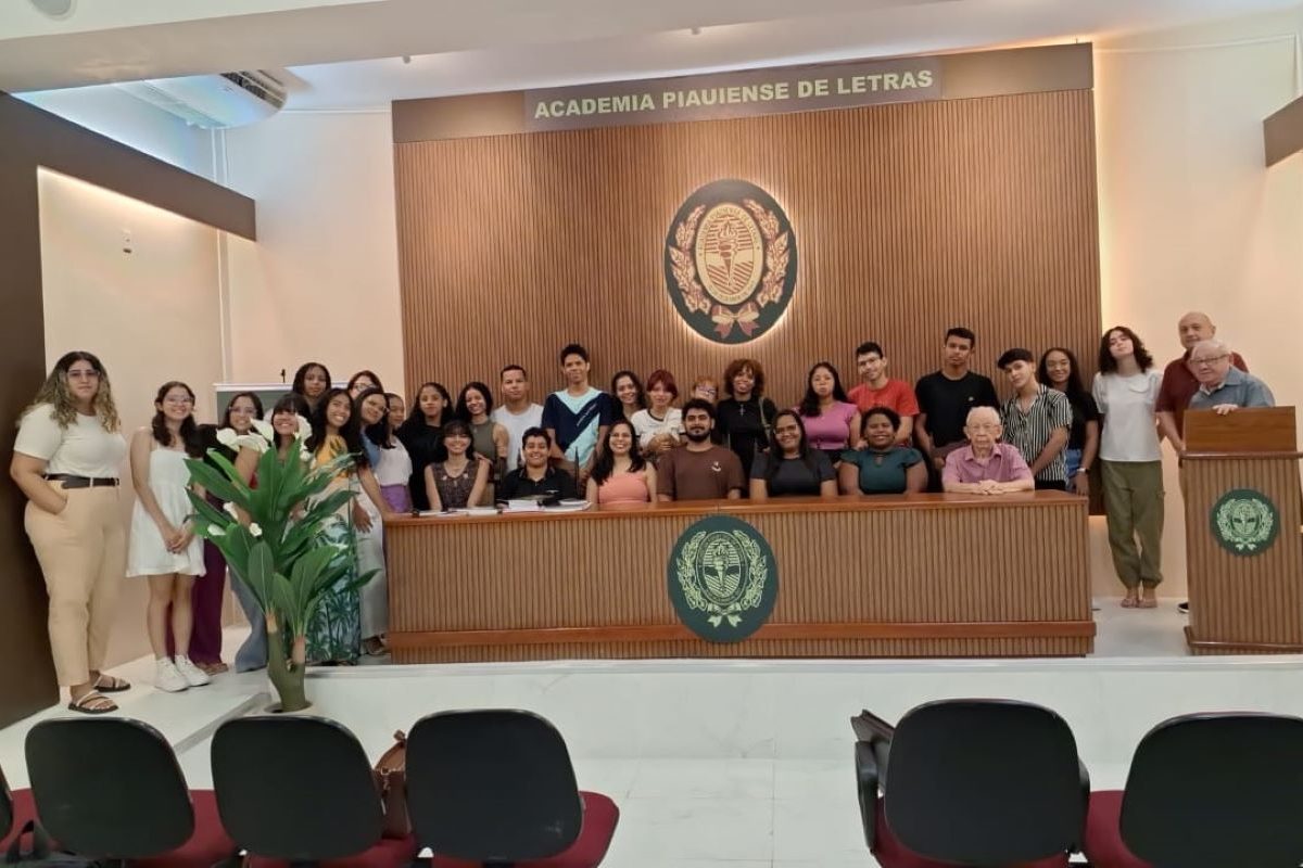 Estudantes do 1º período de Letras da UFPI visitaram a sede da APL para o estudo de literatura piauiense.
