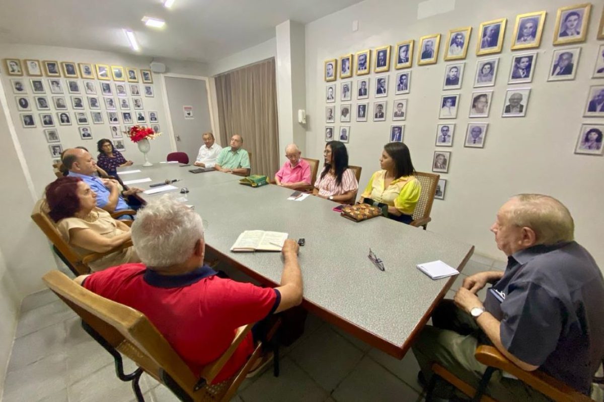 SEDUC esteve na APL em cumprimento ao andamento das atividades de implantação da literatura piauiense nas escolas.