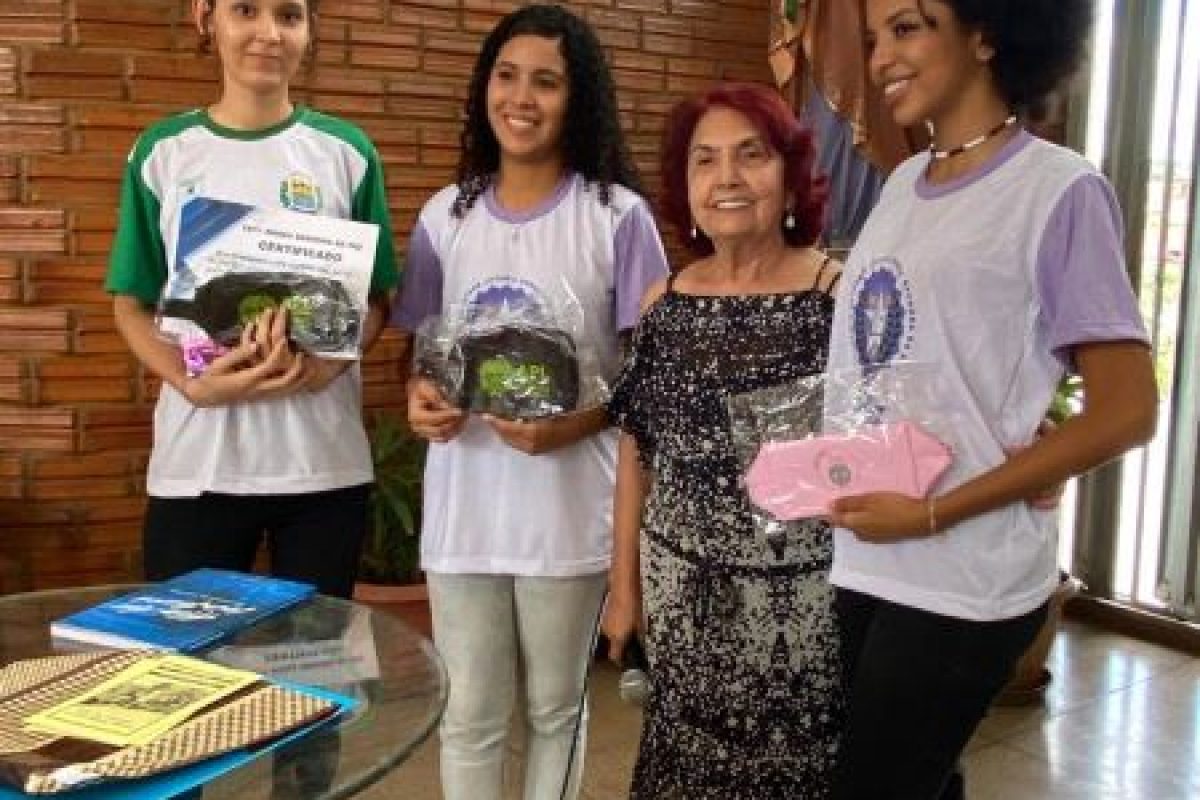 Presidente Fides Angélica com os três primeiros lugares do destaque dos estudantes leitores da escola CETI - Nossa Senhora da Paz.